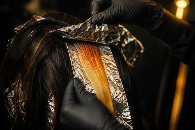 Fio de cabelo mostrando gradiente do castanho escuro ao loiro claro