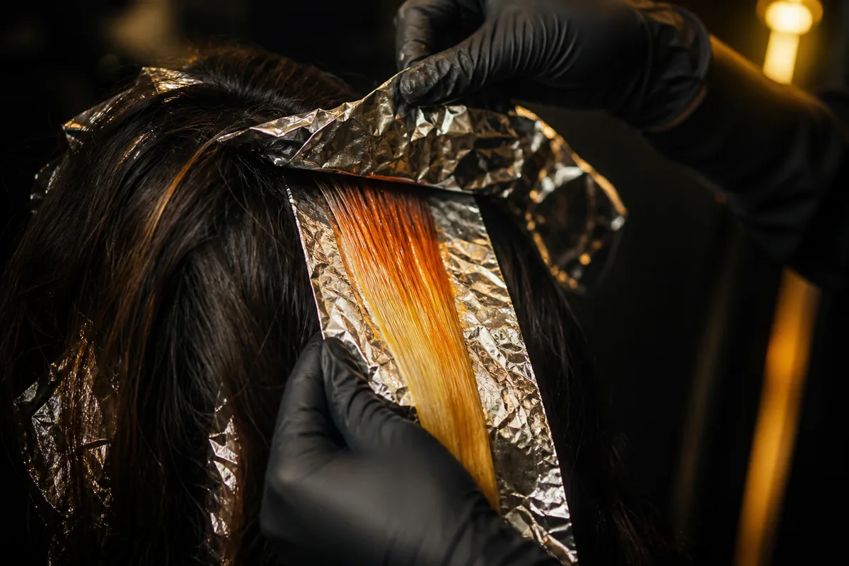 Fio de cabelo mostrando gradiente do castanho escuro ao loiro claro